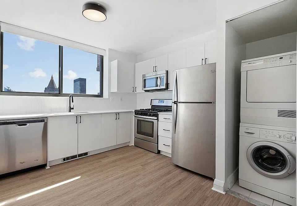 800 6th Ave #33F