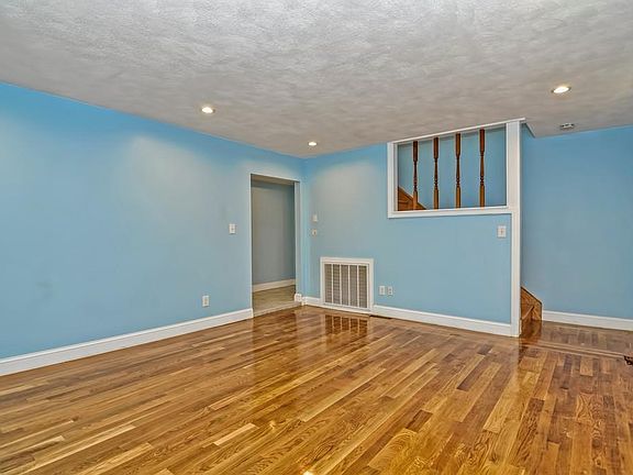 4th image of 10 Wonderland Ave