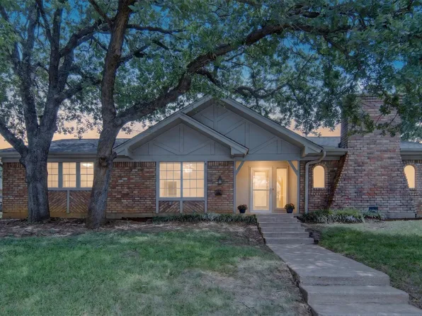 2208 Cambridge Dr, Hurst, TX 76054
