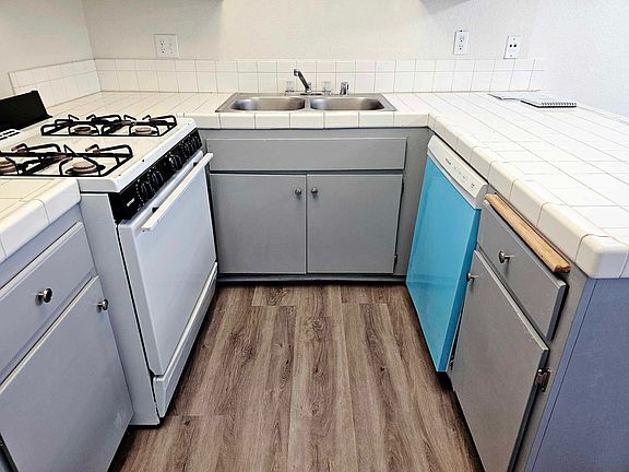 4th image of 1204 W Gardena Blvd #5