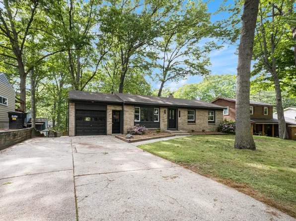 5685 Burgis Ave SE, Kentwood, MI 49508