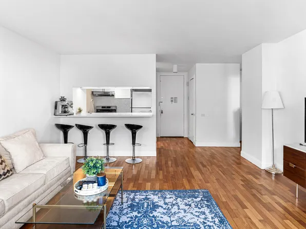 330 East 75th Street image 2 of 10