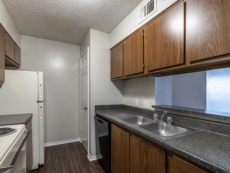 Palisades Park Apartments — Photo 42