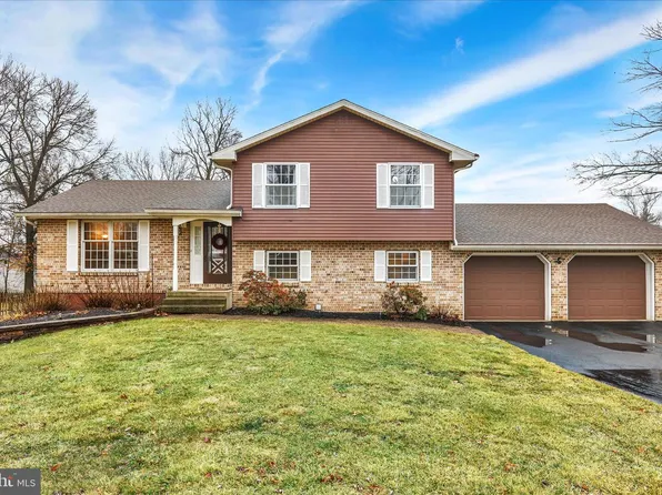 2476 Wilson St, Reading, PA 19605