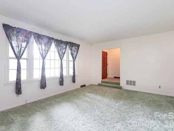 5th image of 208 Victoria Cir