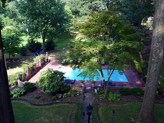 4th image of 1822 Glen Oaks Ln