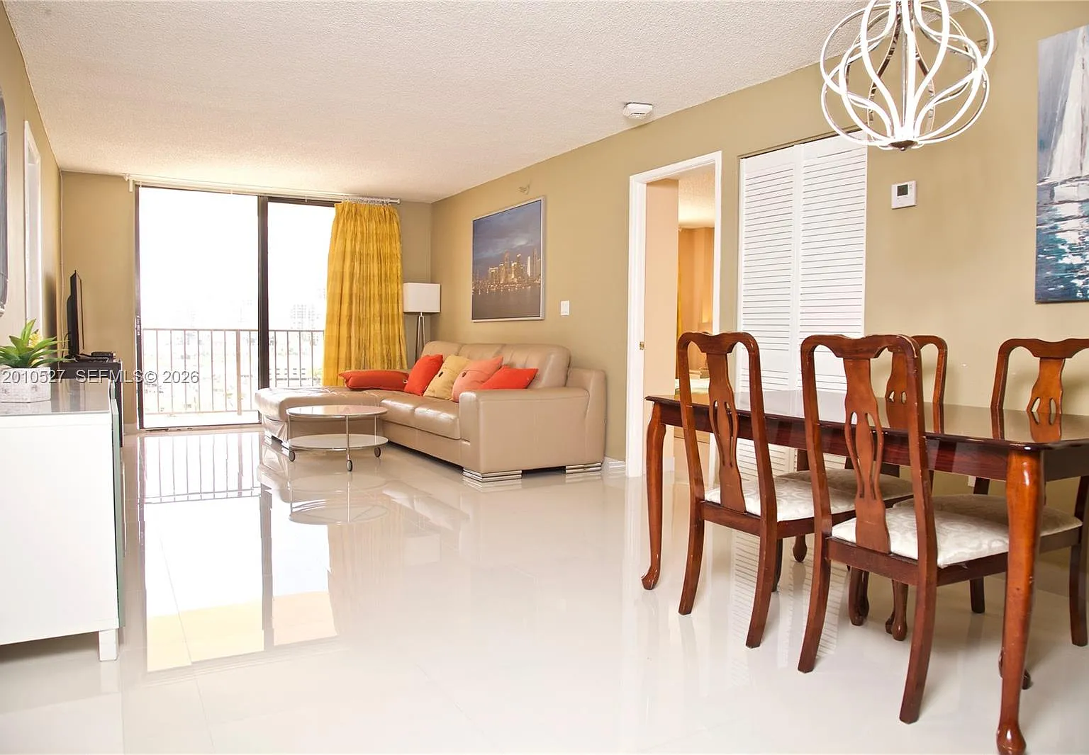 Winston Towers 600 Condo — Photo 3