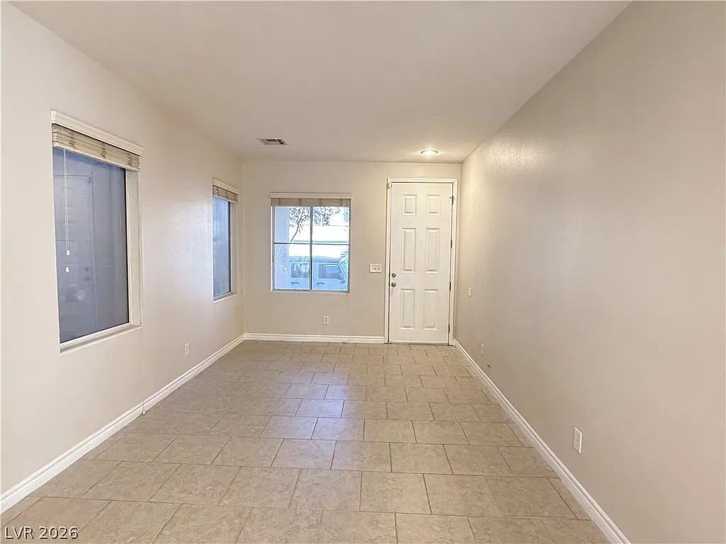 4 bed, 2.5 bath, 1725 sqft, $2,200 — Photo 2