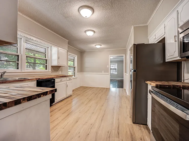 2823 Independence St — Photo 1