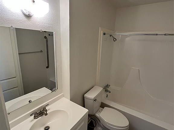 2nd image of 824 Johnnie Row #824