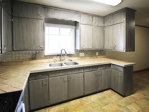 3rd image of 327 W Mulberry St