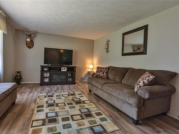 5th image of 16 Sunny Slope Dr
