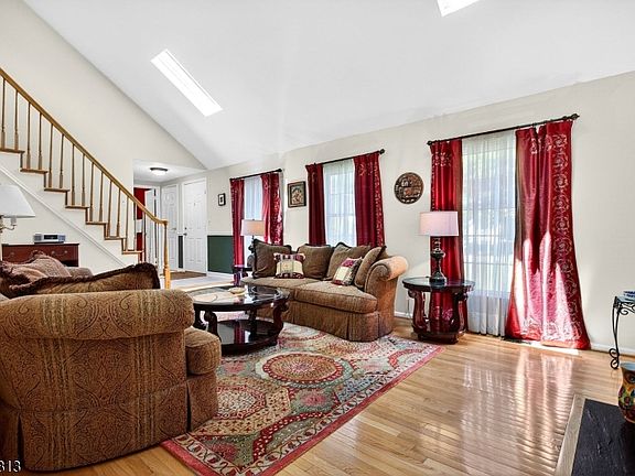 2nd image of 15 Hampton Ct