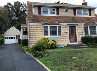 37 Gables Dr, Hicksville, NY 11801