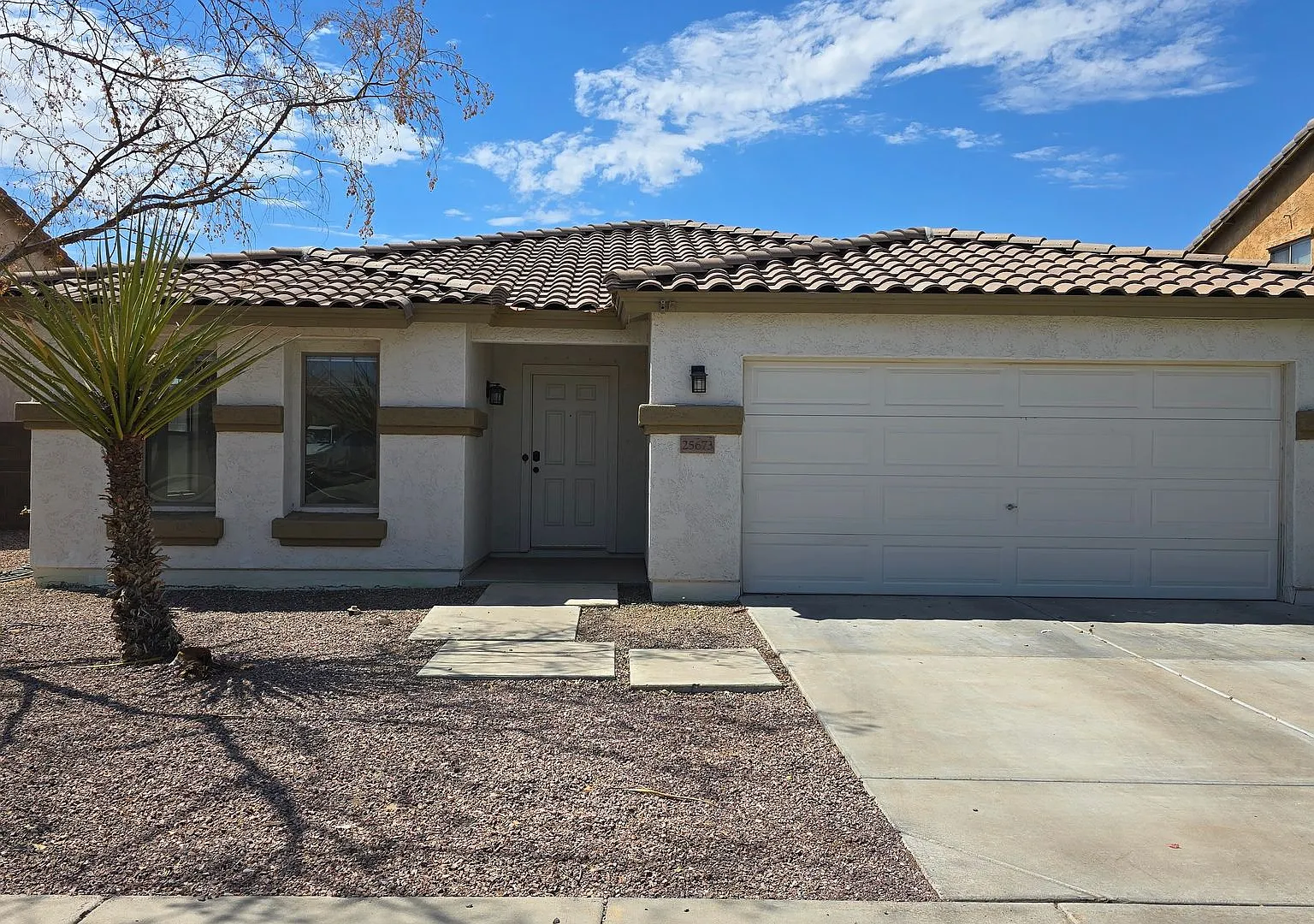 Lovely 4 bedroom 2 bath home +Den in Sunset Point Community Of Buckeye! — Photo 1