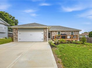1512 NE Savoy St, Lees Summit, MO 64086