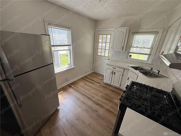 1261 Malden Ave — Photo 10