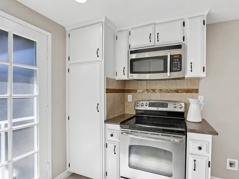 4622 Larwin Ave — Photo 5