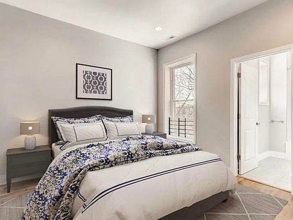 3rd image of 4514 S Calumet Ave #2N