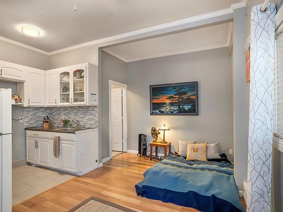 3rd image of 1065 Crinella Dr #B