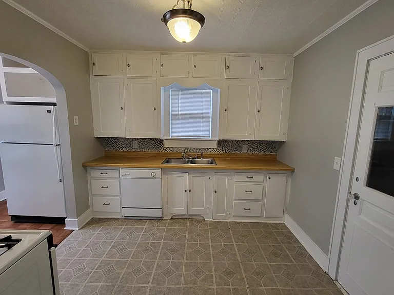 500 N Jackson Ave — Photo 8