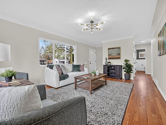 5th image of 826 Ranch Dr