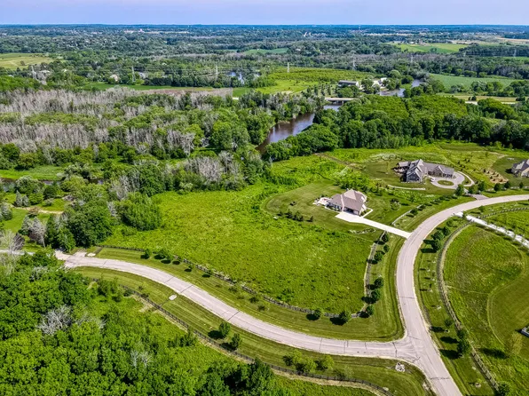 2348 W Saddlebrook Ln, Mequon, WI 53097