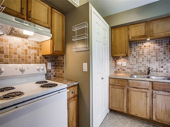 3rd image of 413 N Montreal Ave