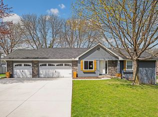 395 Highwood Drive Cir, Chaska, MN 55318