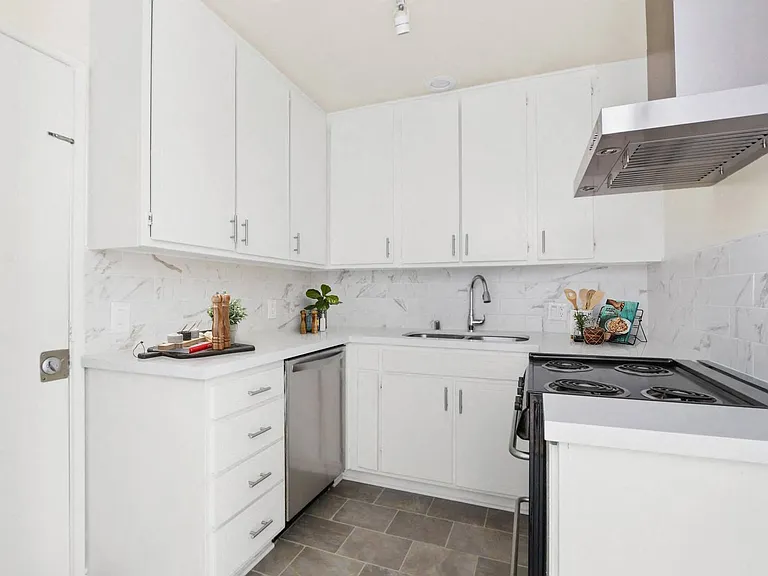 Eastborne Avenue Apartments — Photo 1