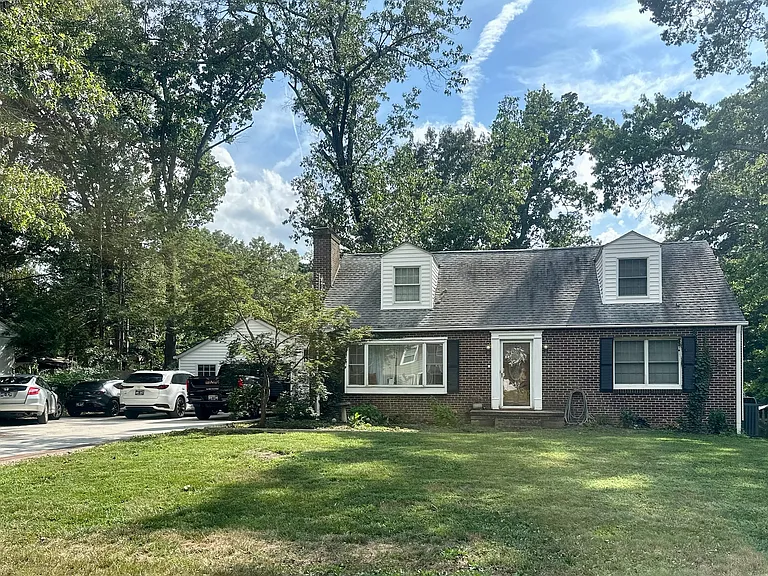510 Fairlawn Cir — Photo 2