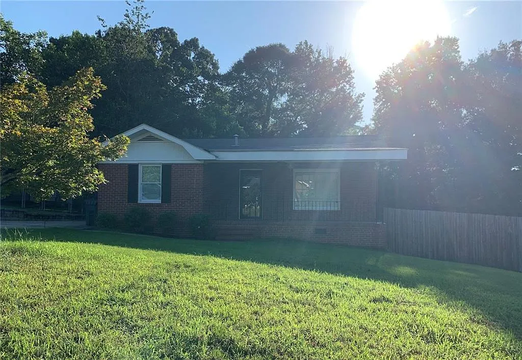 2 bed, 1.0 bath, 988 sqft, $1,200 — Photo 2