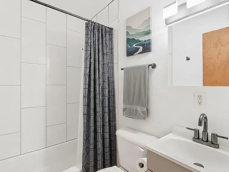 216-222 Parkview Blvd — Photo 4