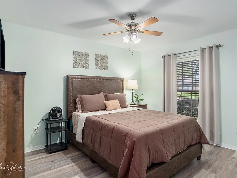 Queen bed with smart 32in tv