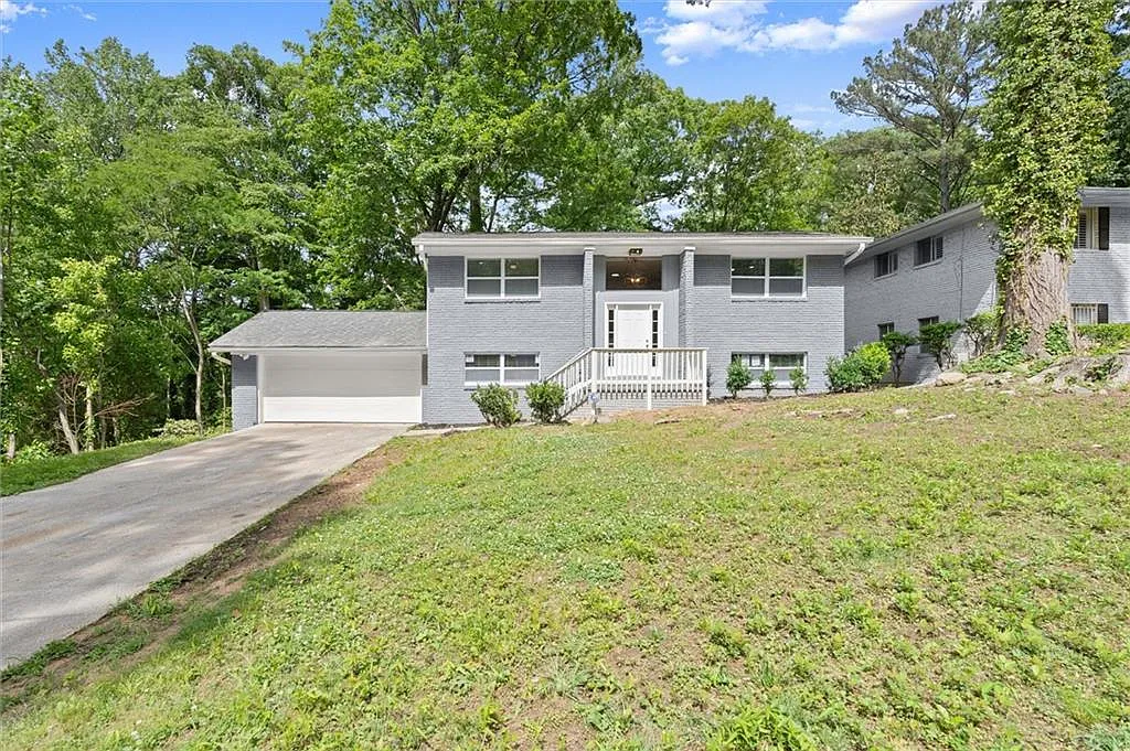 4 bed, 2.0 bath, 2262 sqft, $2,900 — Photo 2