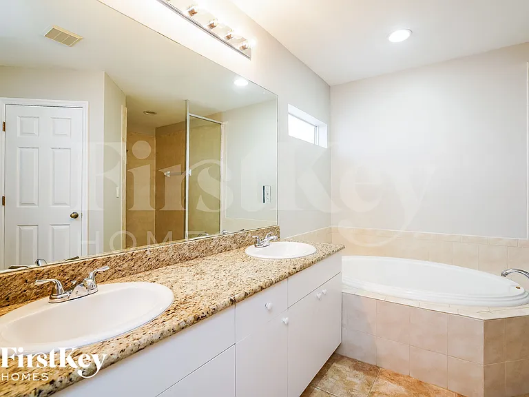 4028 NE 10th Pl — Photo 9