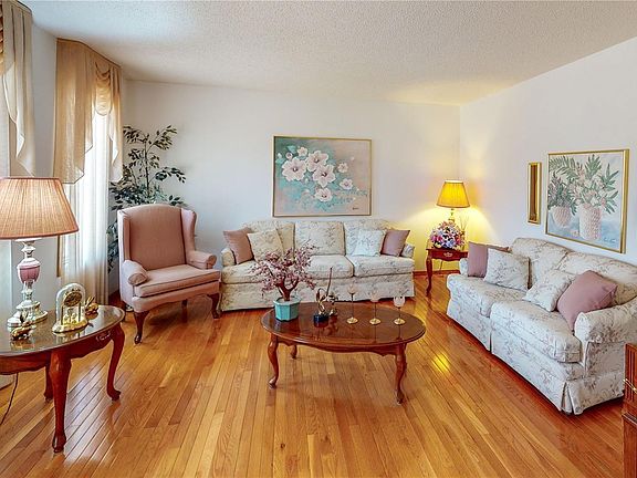 4th image of 2746 Poplar Pl E