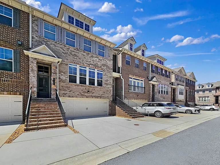 2142 Coventry Dr — Photo 1