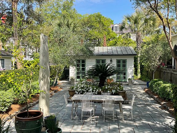 Private garden and outdoor dining