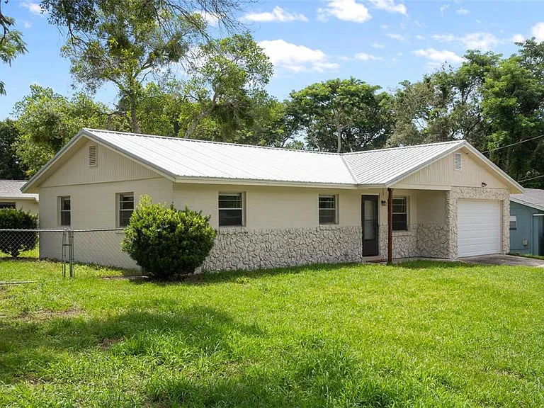 111 Amigos Rd — Photo 2