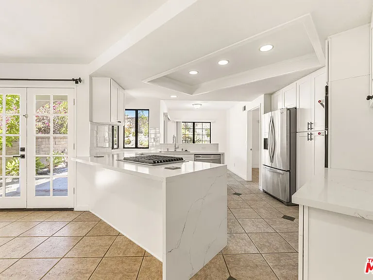 28035 Sheffield — Photo 3