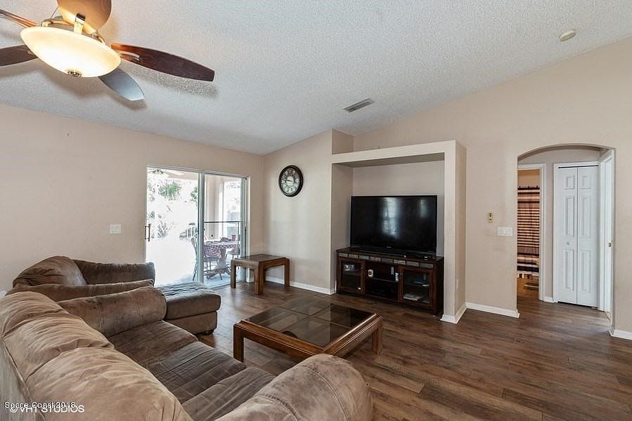 04_487AviationAveNE_3_FamilyRoom_LowRes