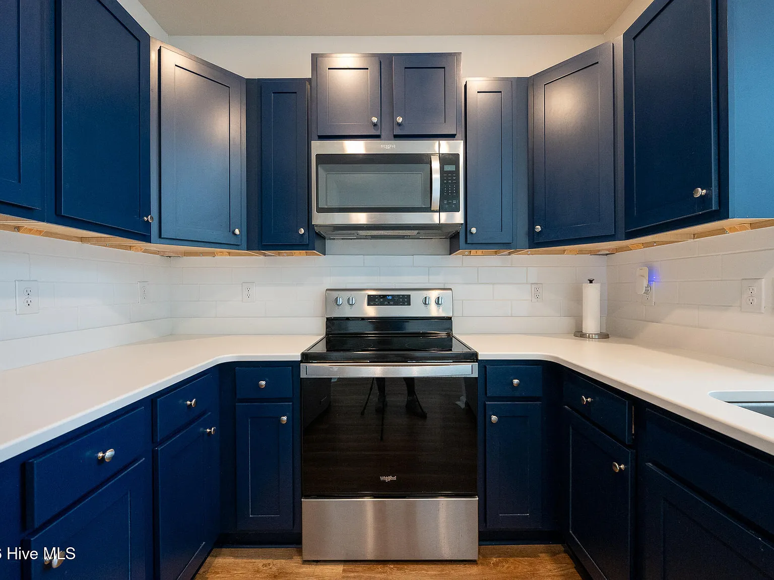 3 bed, 2.5 bath, 1897 sqft, $2,100 — Photo 2