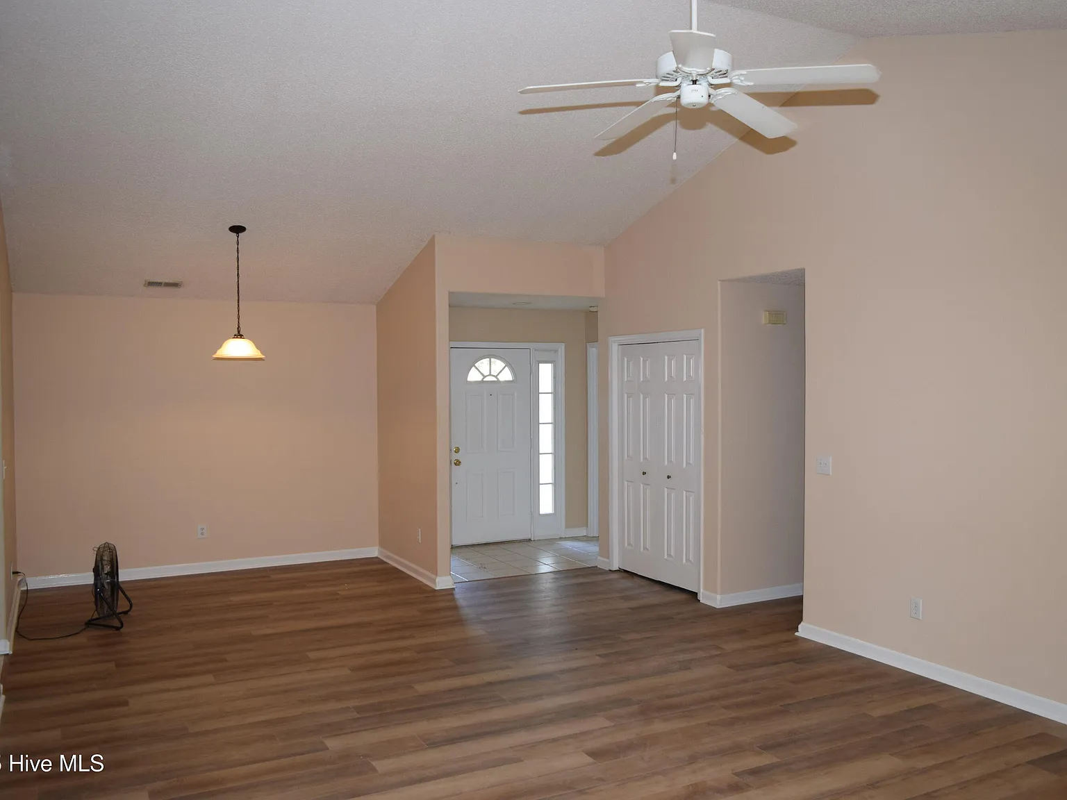 3 bed, 2.0 bath, $1,800 — Photo 2