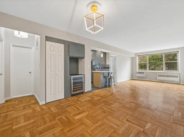 629 Kappock Street image 18 of 38