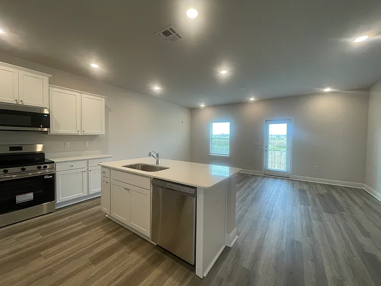 328 Callie Dr — Photo 2