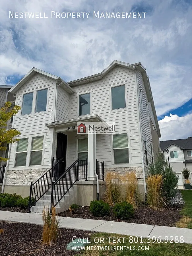 Enchanting and newer end-unit townhome in Lehi! — Photo 2
