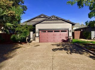 878 SE Elm St, Dundee, OR 97115