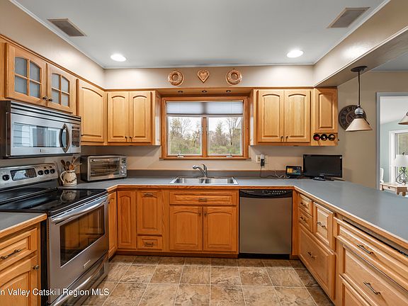 2nd image of 4 Pin Oak Drive