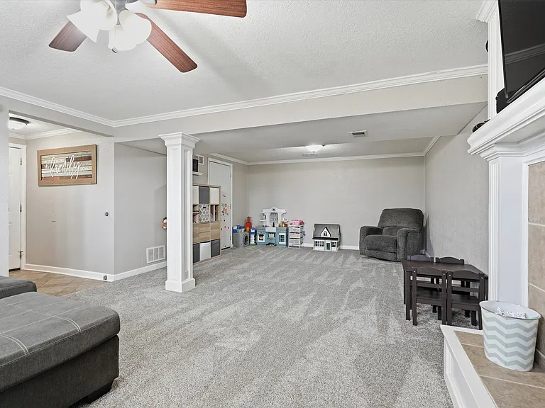 12200 Hollingsworth Rd — Photo 41